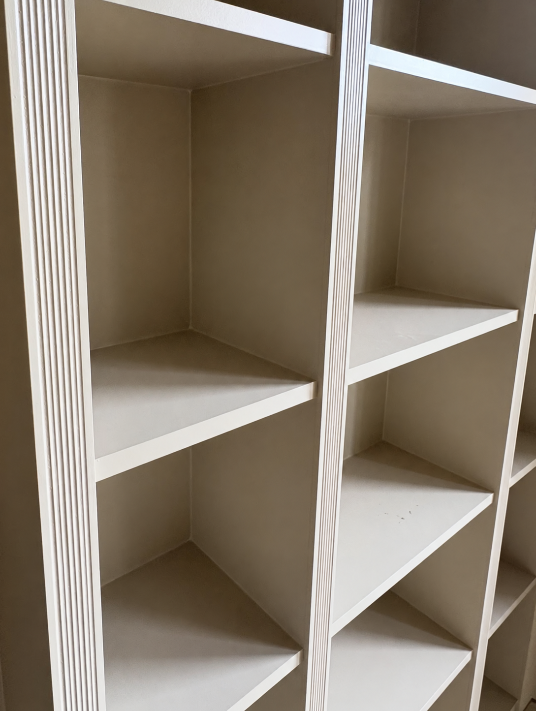 Close-up of the vertically fluted uprights on the Ballet White library shelves